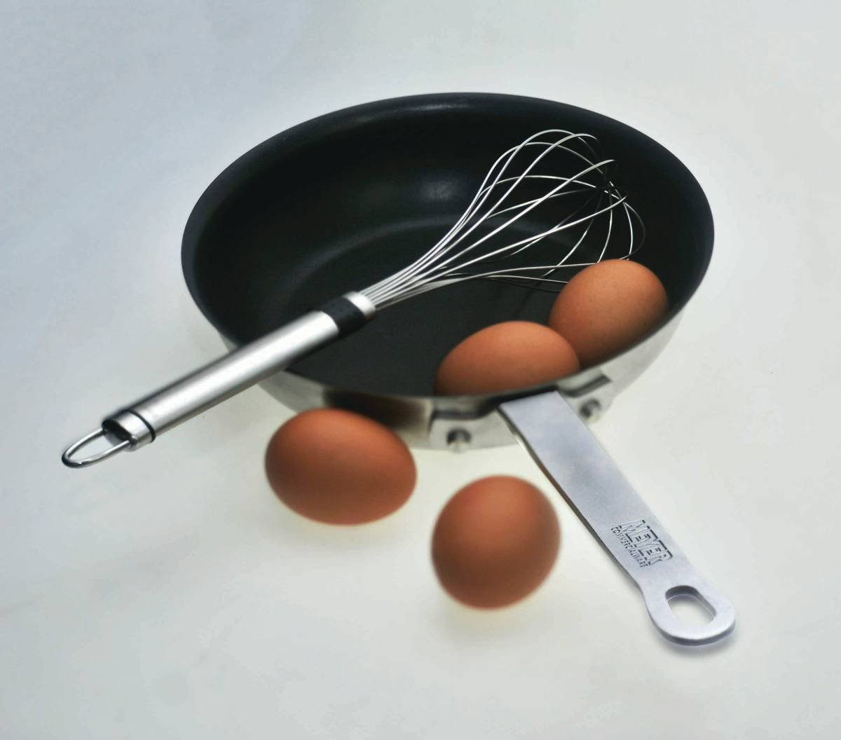 Bar chart comparing food-grade vs. non-food-grade silicone egg poacher cups showing longevity, heat resistance, and non-stick performance