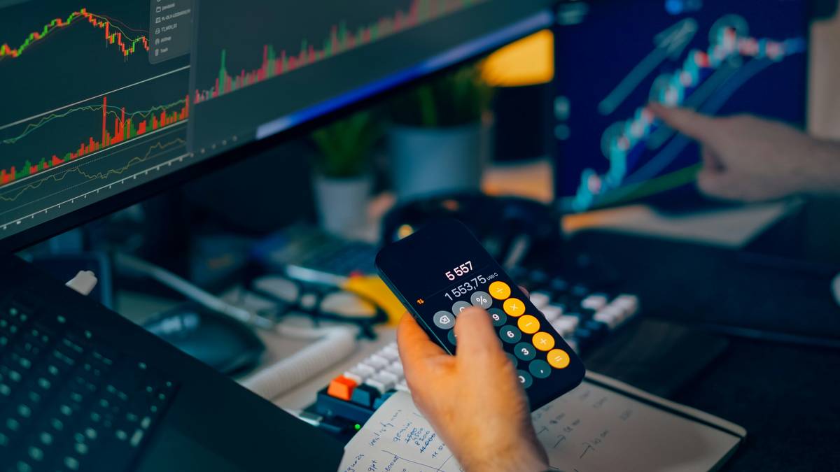 Chart comparing actual portfolio losses vs. predicted VaR thresholds during market stress events