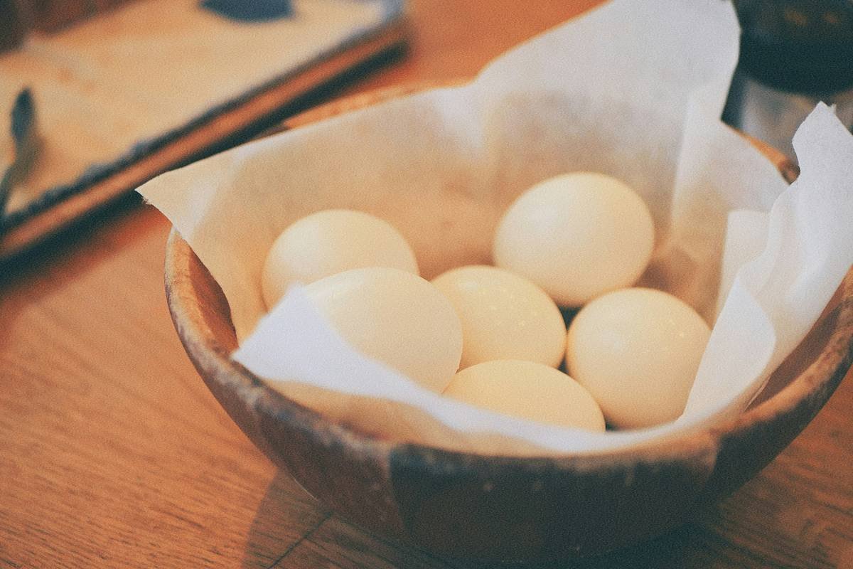 Comparison chart of 9 methods of cooking eggs showing texture, cook time, difficulty, and ideal tools