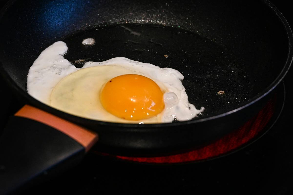 Infographic comparing silicone cups, stainless steel rings, microwave trays, and whirlpool methods for poaching eggs showing success rate, cleanup time, and yolk integrity