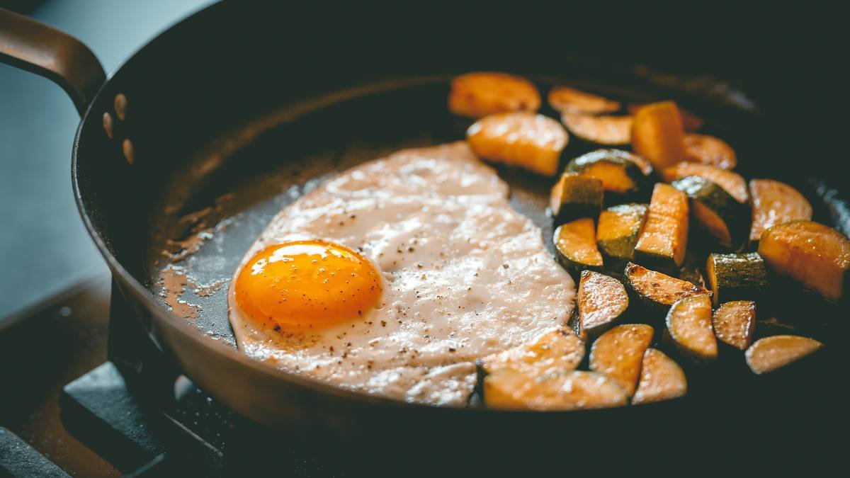 Infographic showing ideal water temps and times for 7 common cooking methods for eggs: poached, boiled (soft/hard), fried (sunny-side up, over easy), scrambled, baked, microwaved
