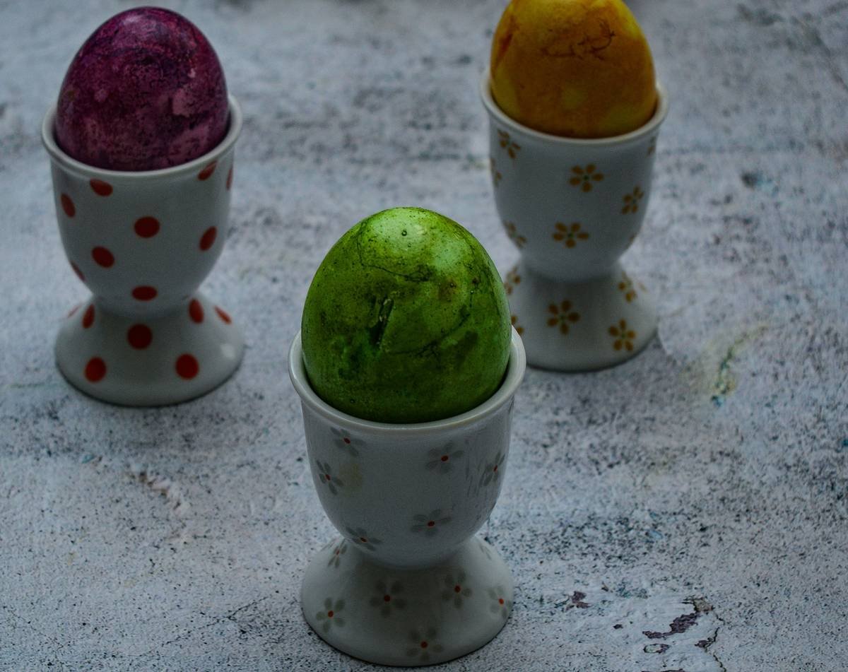 Side-by-side comparison of eggs poached with cheap vs premium silicone poacher - is silicone egg poacher safe